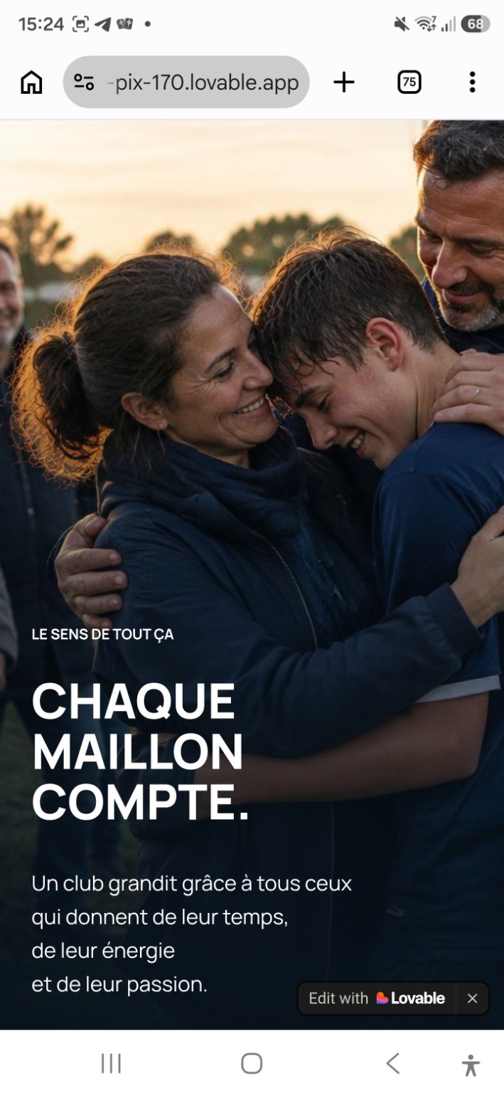 Moment d'émotion entre une mère, un jeune joueur et un parent au bord du terrain